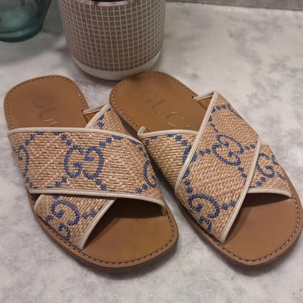 Gucci jumbo logo raffia slides